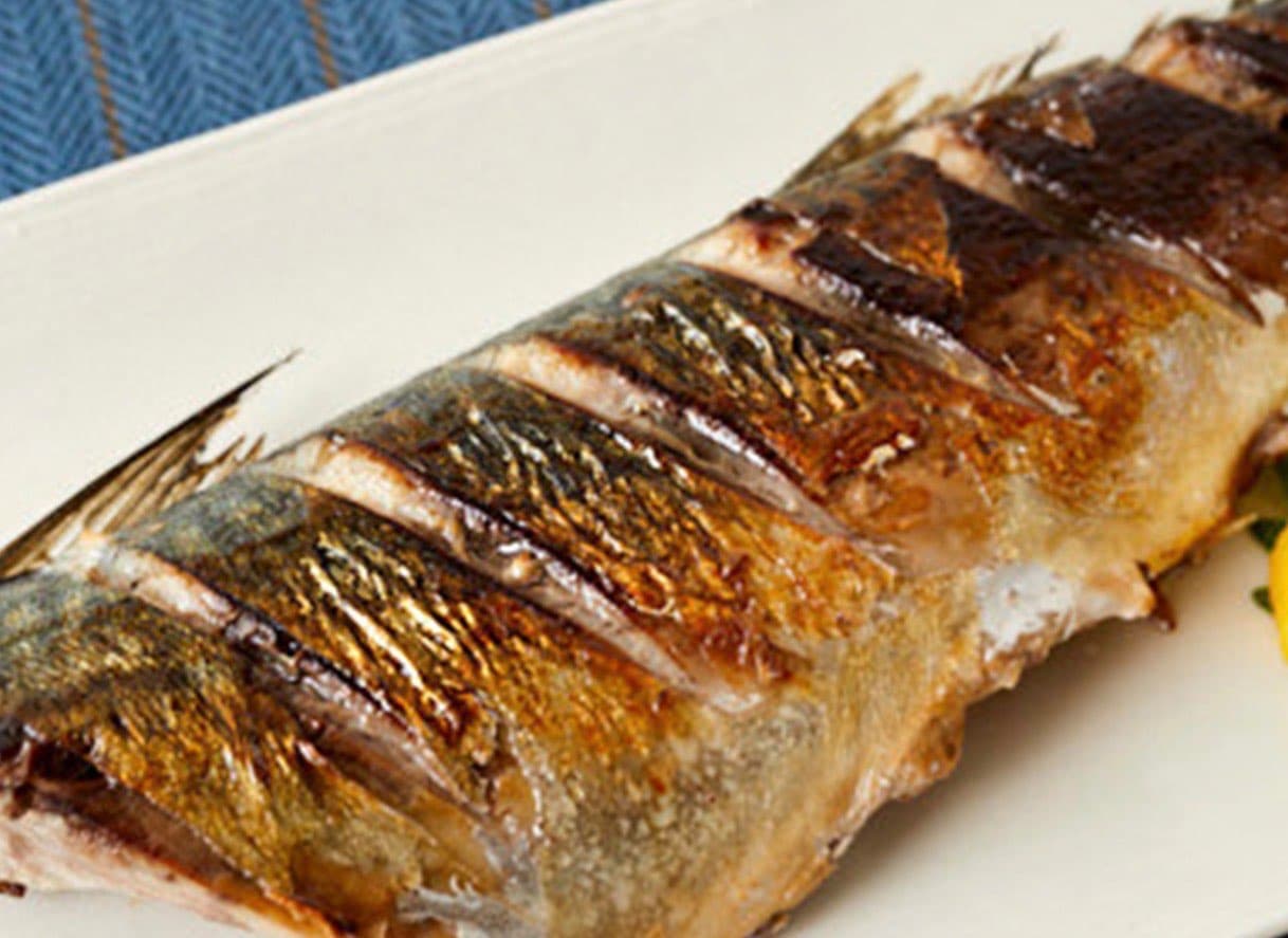 Gegrillte Makrele gesalzen
